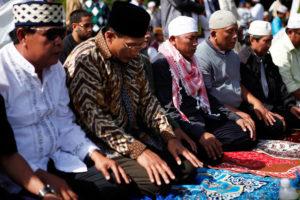 musulmanes asiaticos rezando